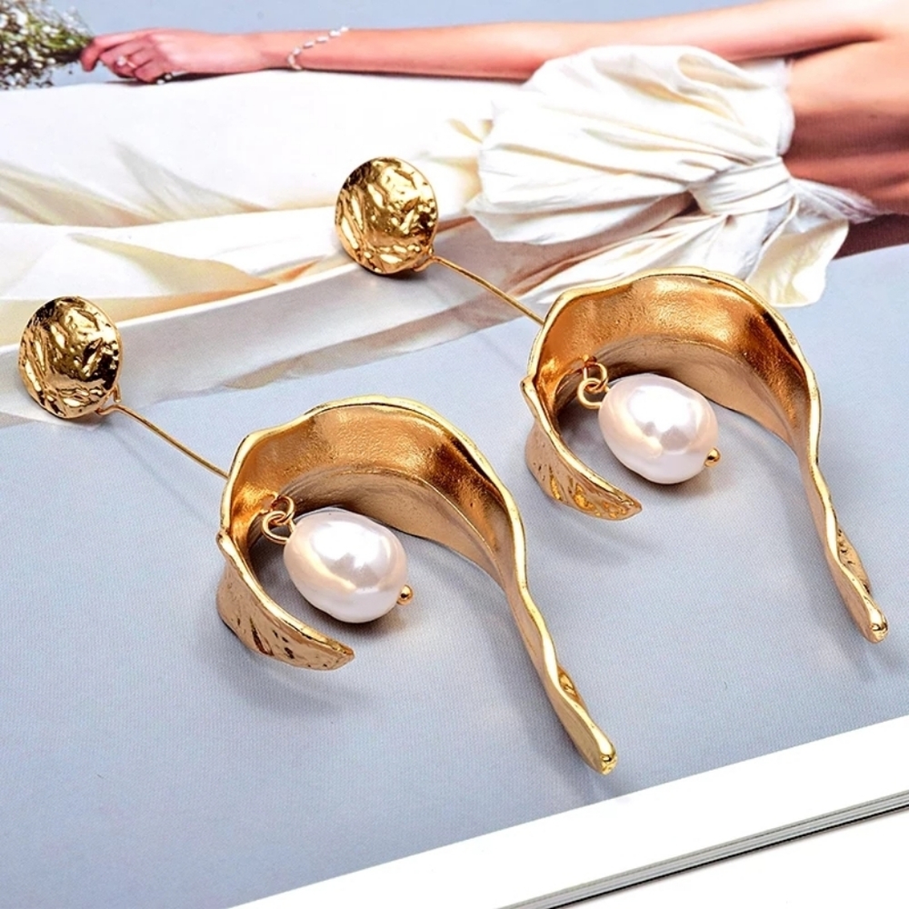 Hang Pearl Drop Earrings